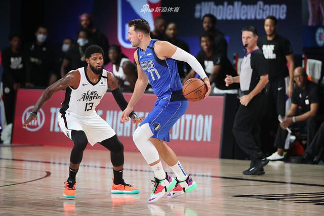 尔在球场上 尔在球场上